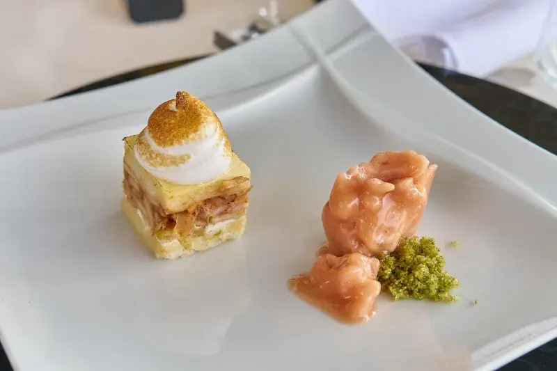 Dezert: jablečná žemlovka s flambovaným sněhem a zmrzlinou.