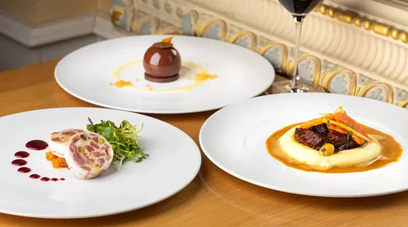 Ibérico vepřová líčka na černém pivu s bramborovou kaší a restovanou kořenovou zeleninou