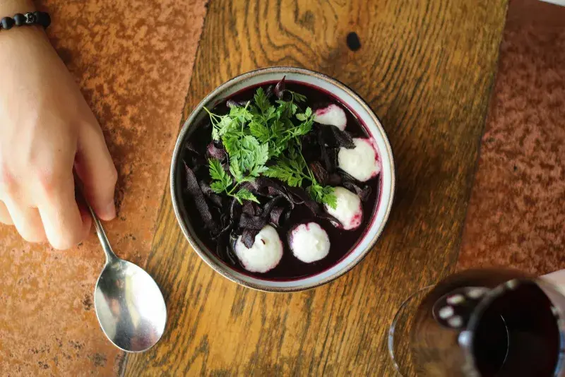 Polévka z červené řepy, šlehaný kozí sýr se smetanou