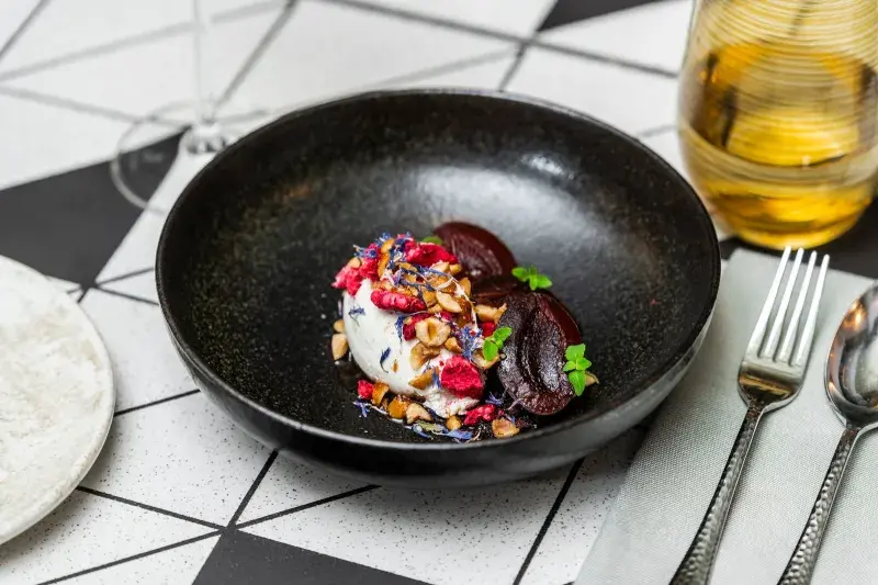 Švestky, mákový crumble, kávový karamel