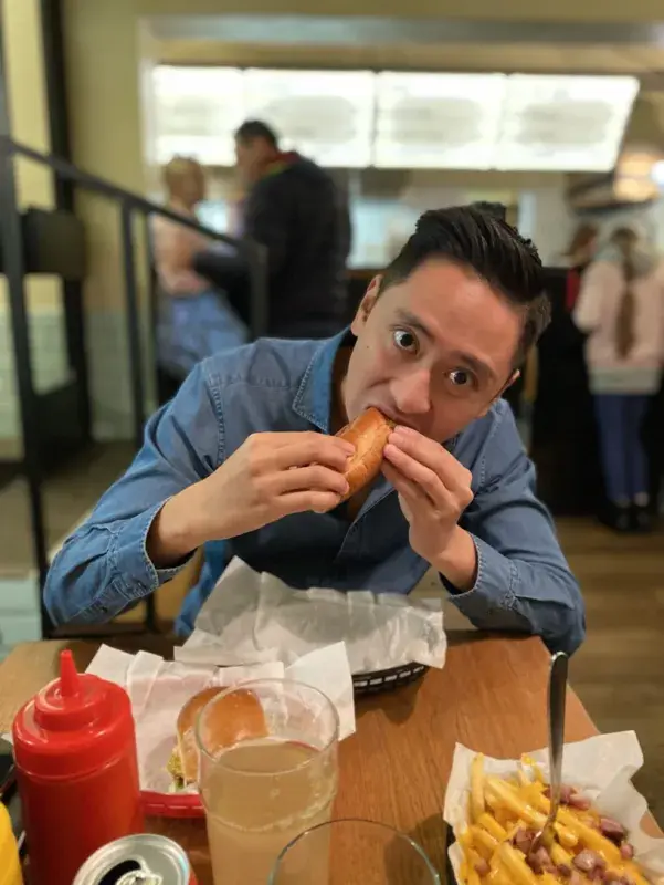 Ve svých recenzích doporučuje, kam na skvělé burgery/pizzu/hot dog apod.