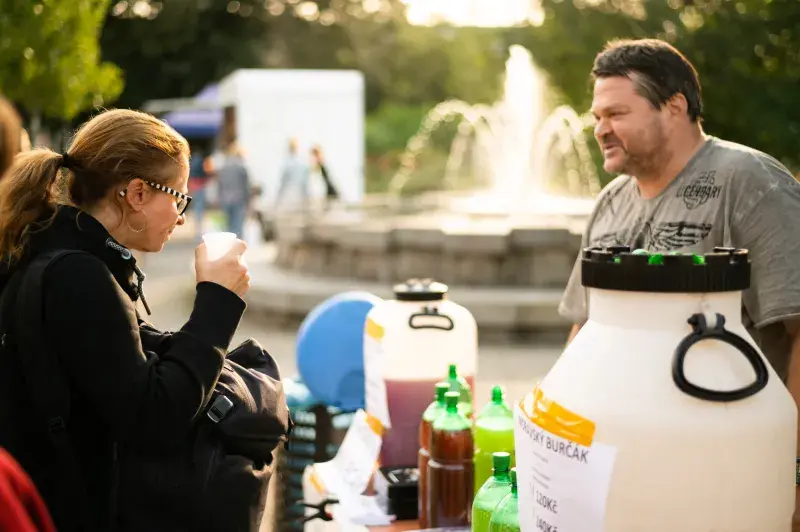 Ochutnat vše, co vás zajímá, porozprávět s prodejci