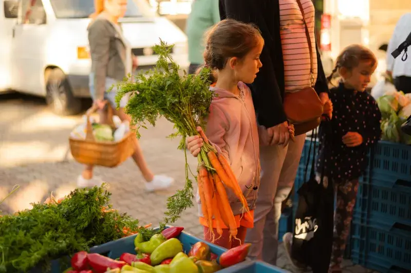 Na farmářských trzích se prodává čerstvá lokální zelenina 
