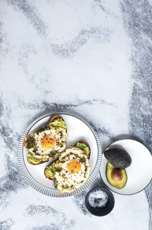 Avokádový toust se sázeným vejcem s pestem a fetou