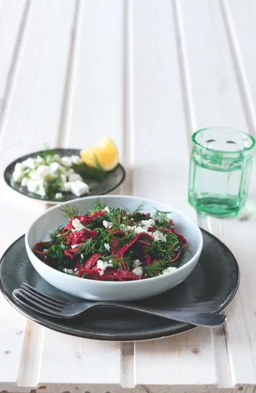 Bleskové těstoviny s omáčkou z červené řepy a fetou