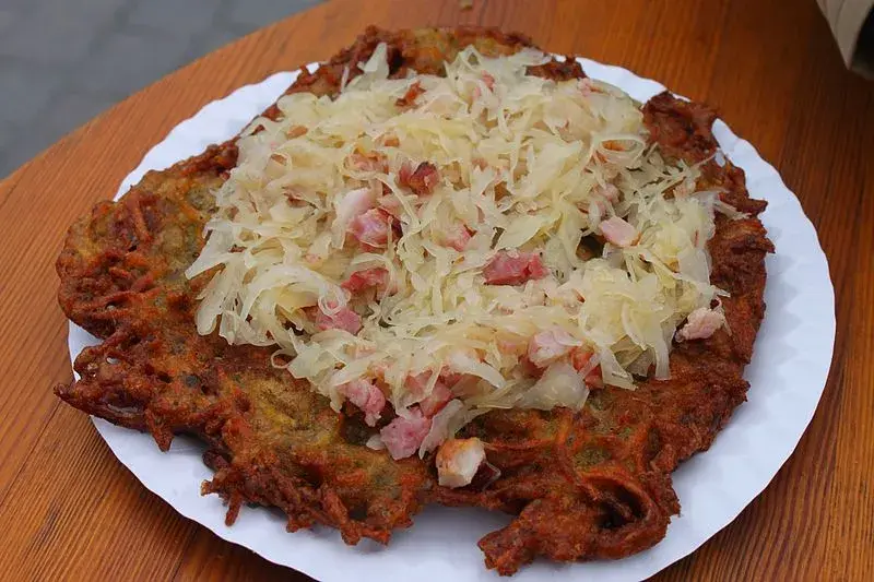 Bramborak se zelím a uzeným neboli cmunda po kaplicku