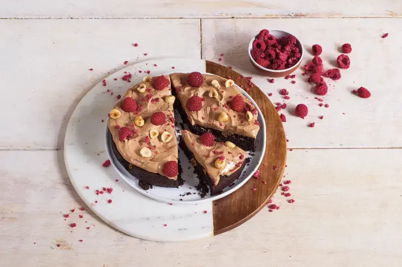 Brownies s lískovými oříšky a krémem z mléčné čokolády