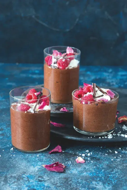 Čokoládová pěna se solí a malinami