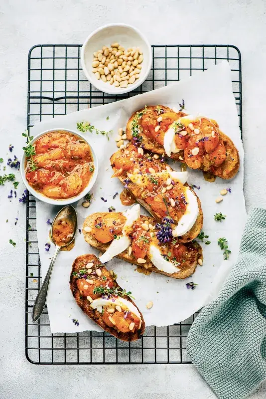 Crostini s ostrým meruňkovým čatní