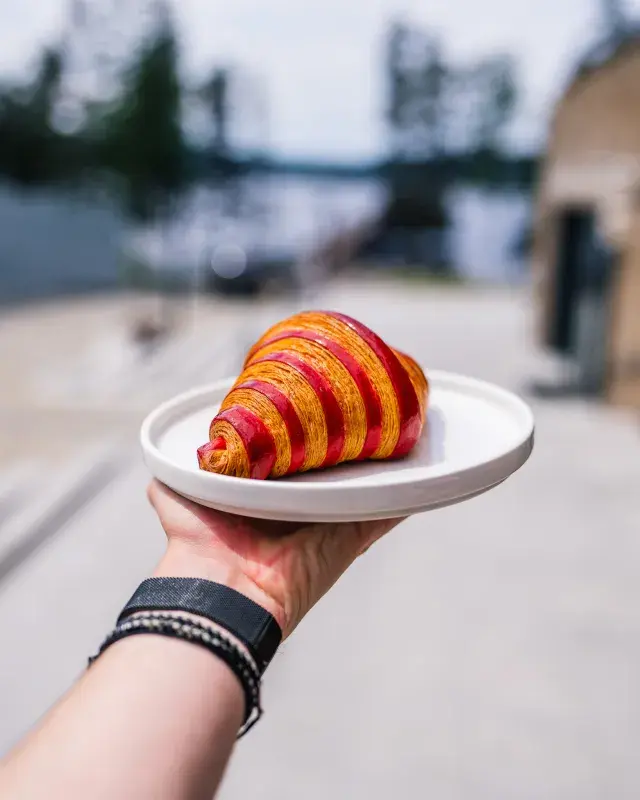 Malinový croissant z Cafe du Lac