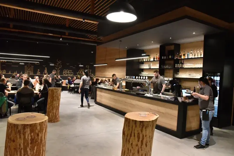 Kbelský pivovar má lehce industriální design