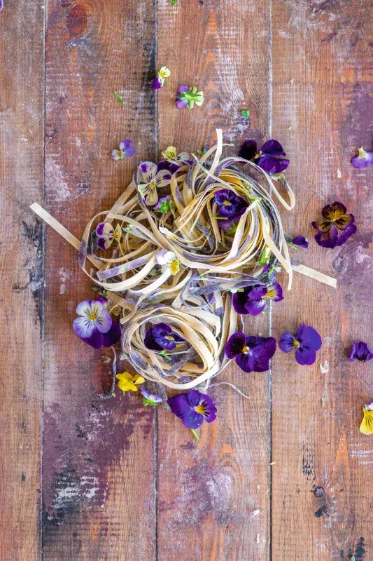 Domácí tagliatelle s okvětními lístky