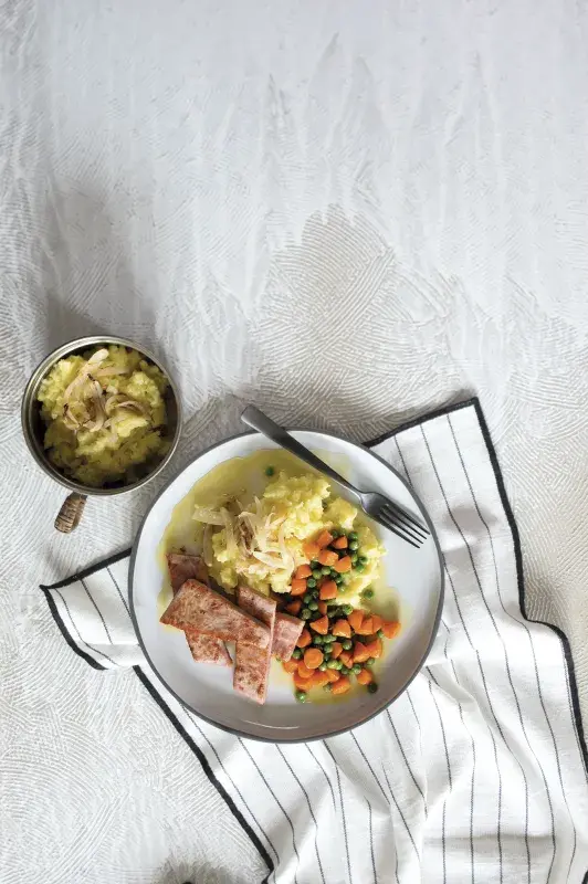 Dušená mrkev s hráškem, šťouchanými bramborami a šunkou