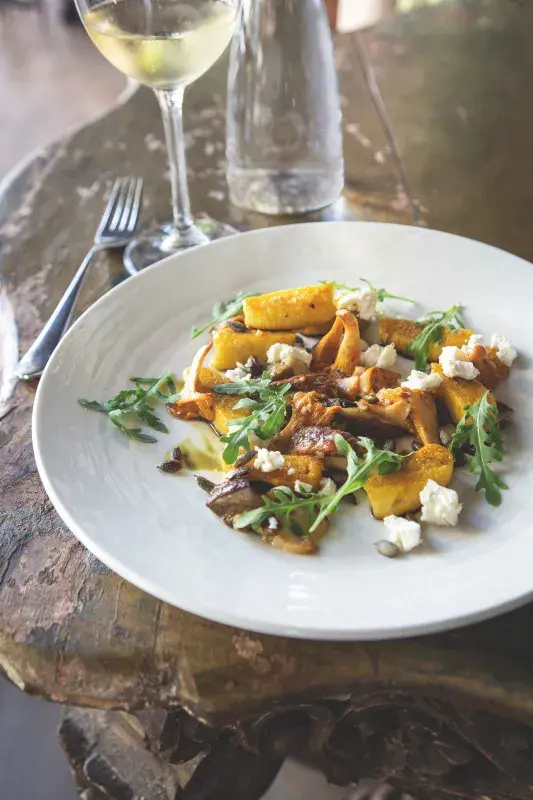 Dýňové gnocchi s lesními houbami, čerstvým kozím sýrem a rukolou