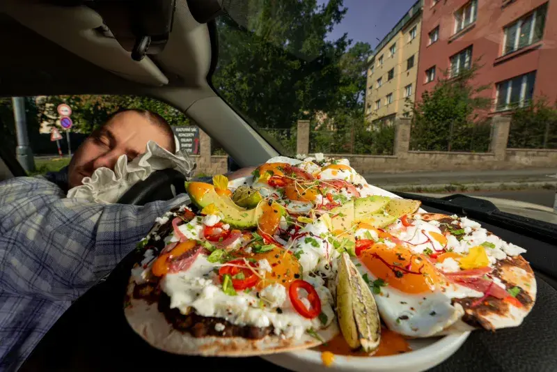 Adam miluje na talíři barvy