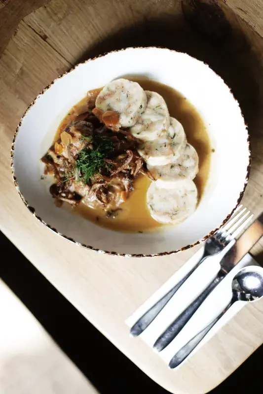 Ve svých restauracích vaří poctivou českou kuchyni. Jaké asi bude menu jeho nového podniku?