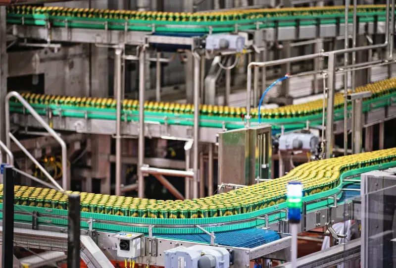 Pivovar Radegast - plechovková stáčecí linka: se svolením Pivovaru Radegast