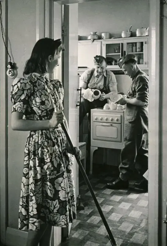 Vojáci v kuchyni v USA ve 40. letech 20. století