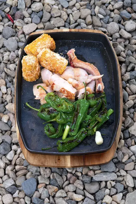 Grilovaná kotleta s kukuřicí a paprikami