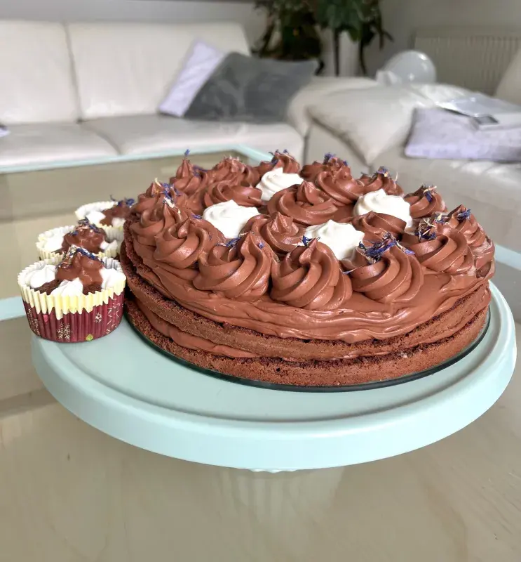 Hana Homoláčová:  „Dort jsem pokapala meruňkovým likérem, potřela pařížskou šlehačkou a posypala jedlým kvítím. Na čokoládové dorty a zákusky mám vyzkoušeno fialové kvítí, na hnědém podkladu velmi hezky vynikne.“