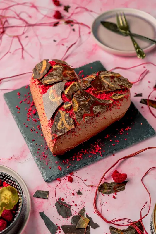 Hana Valerie Doležalová: „Dort ve tvaru rolády rozkrojené do tvaru srdce, uvnitř nějž se po rozkrojení ukrývá překvapení v podobě spirály akcentované malinovou marmeládou.“