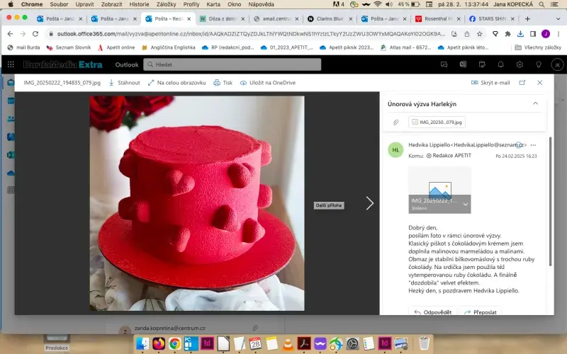 Hedvika Lippiello: „Klasický piškot s čokoládovým krémem jsem doplnila malinovou marmeládou a malinami. Na srdíčka jsem použila též temperovanou ruby čokoládu.“