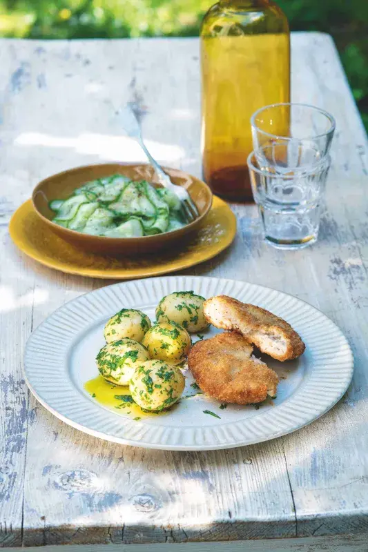 Holandský řízek s bylinkovými bramborami