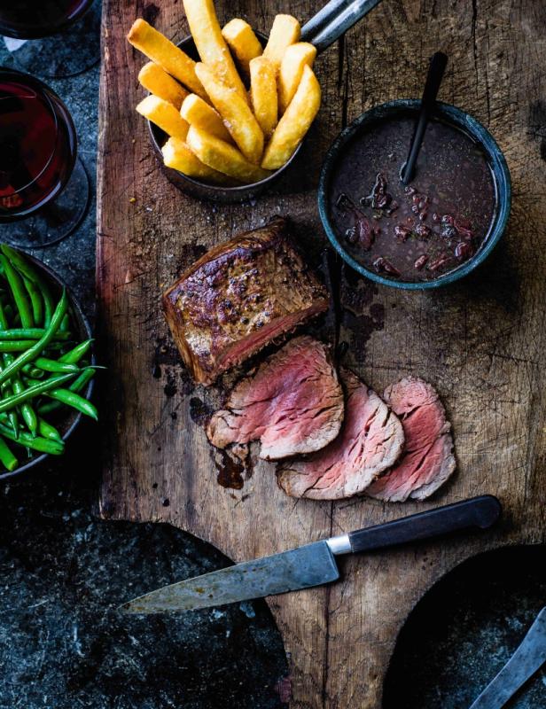 Hovězí steak s omáčkou z portského a hranolky