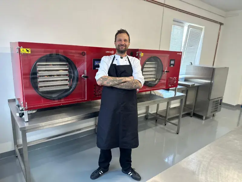 Lukáš Zach se svým lyofilizátorem