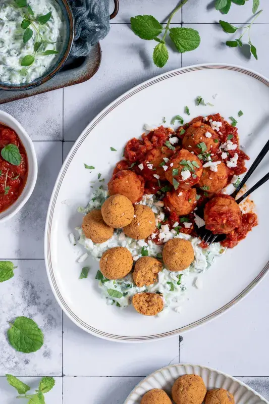 Čočkové kuličky s rajčatovou omáčkou a tzatziki salátem