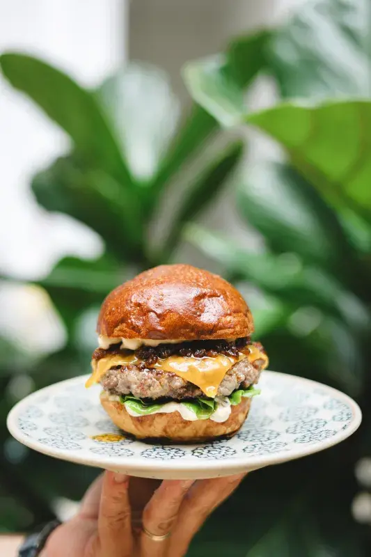 Burger z vinohradské restaurace Mazel