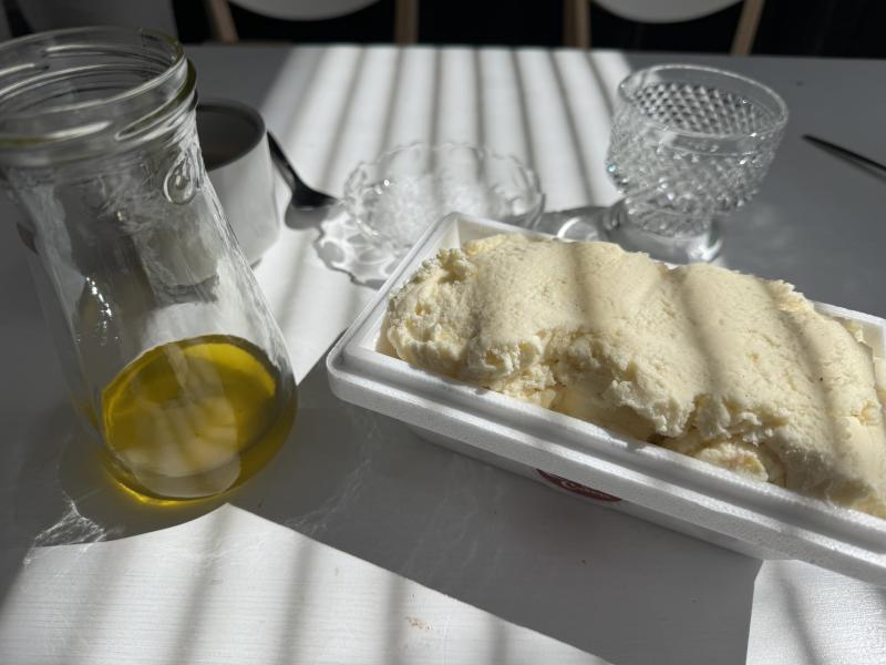 Vanilková zmrzlina s olivovým olejem a solí