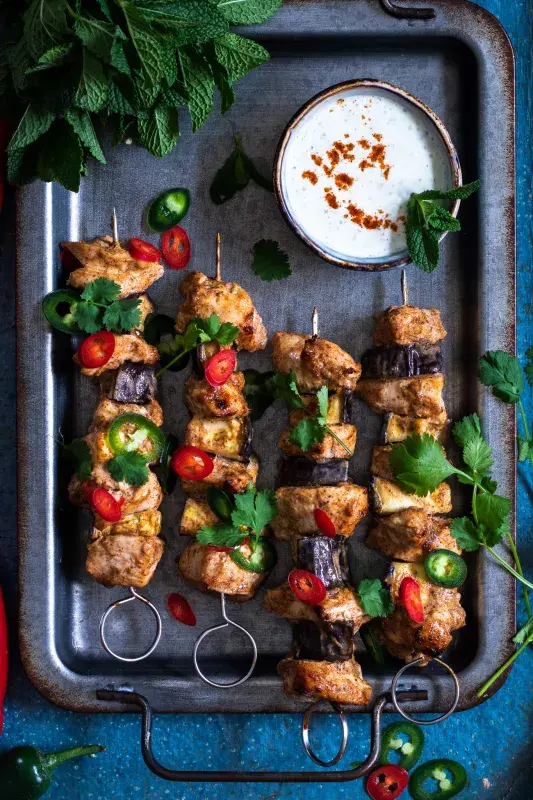 Kuřecí špízy s lilkem po indicku