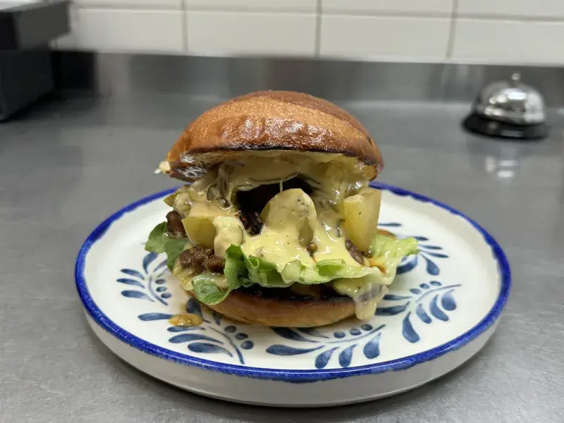 Buchta s vepřovým líčkem, hrubou hořčicí a křenovou majonézou