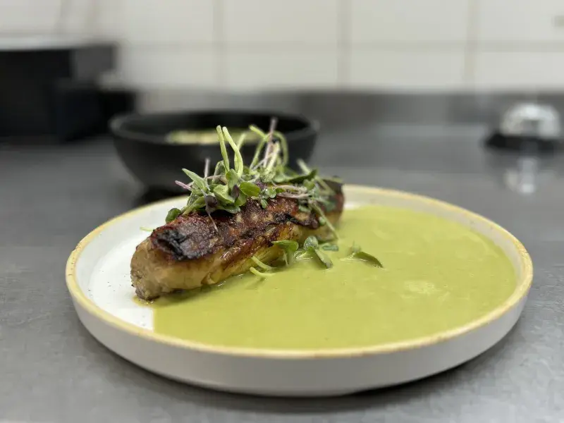 Kuřecí roláda se šneky, chřest, estragon, hnědé máslo