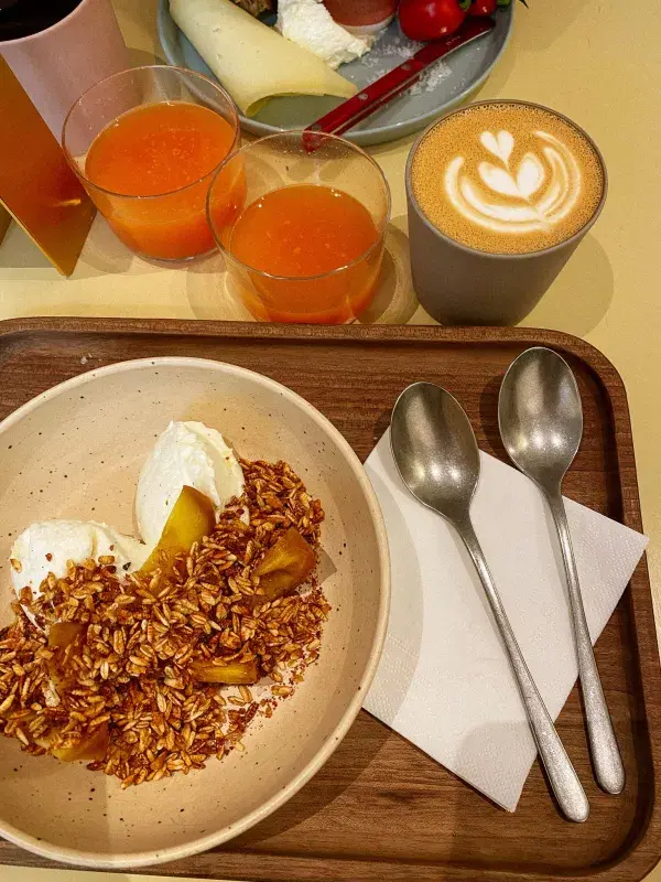 Bjukitchen granola s broskvemi a smetánkem