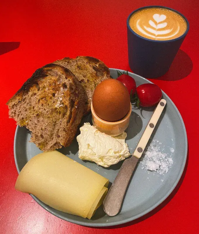 Bjukitchen Vejce naměkko, šlehané máslo, farmářský sýr, topinka