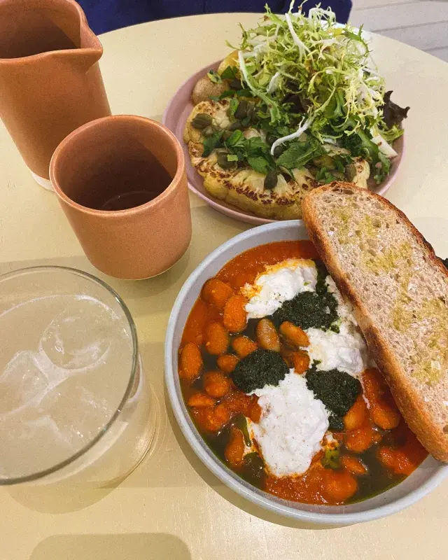 Bjukitchen Máslové fazole v rajčatové omáčce, stracciatella, focaccia