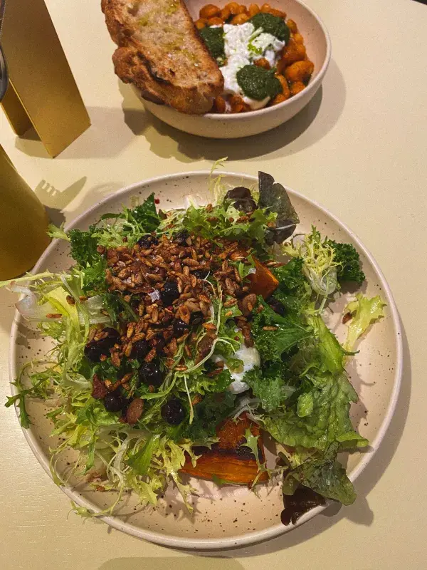 Bjukitchen Pečená dýně, kadeřávek, ricotta, jablko, granola