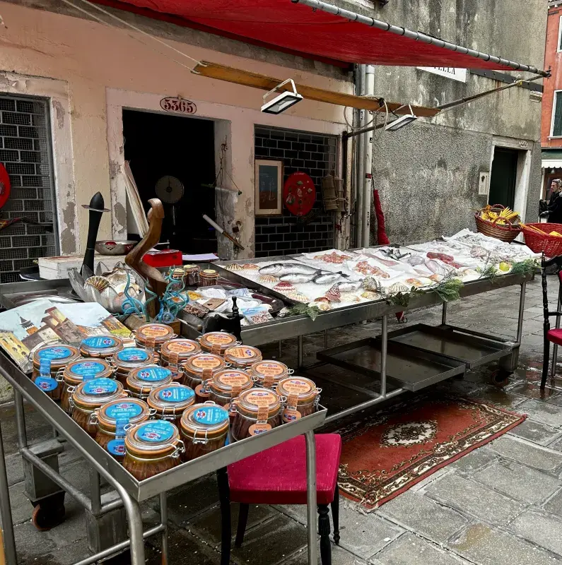 Benátky - stánek s rybami 