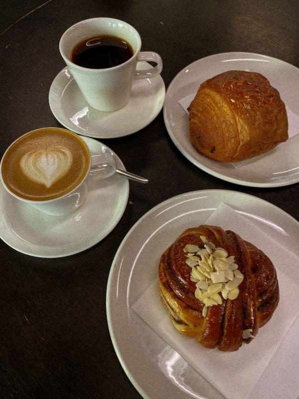 Káva, kanelsnurre a pain au chocolat v Democratic Coffee Bar