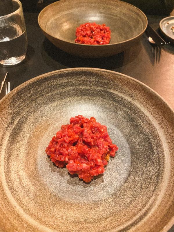 Tatarák z hovězího masa s rajčaty a černým pepřem v restauraci Uformel