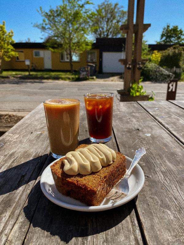 Ledová káva a mrkvový chlebíček s krémem v Lille Bakery