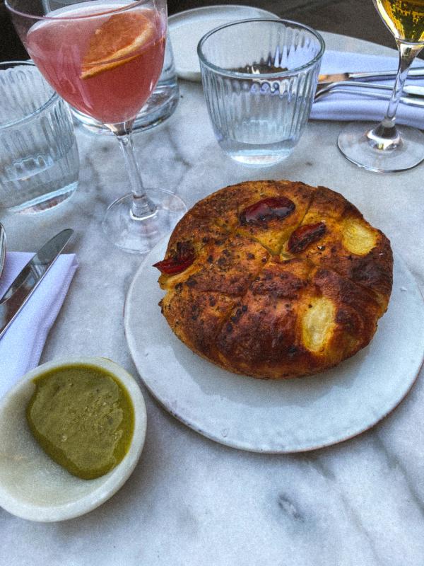 Rajčatová focaccia s parmezánovo-rukolovým dipem v restauraci Barabba