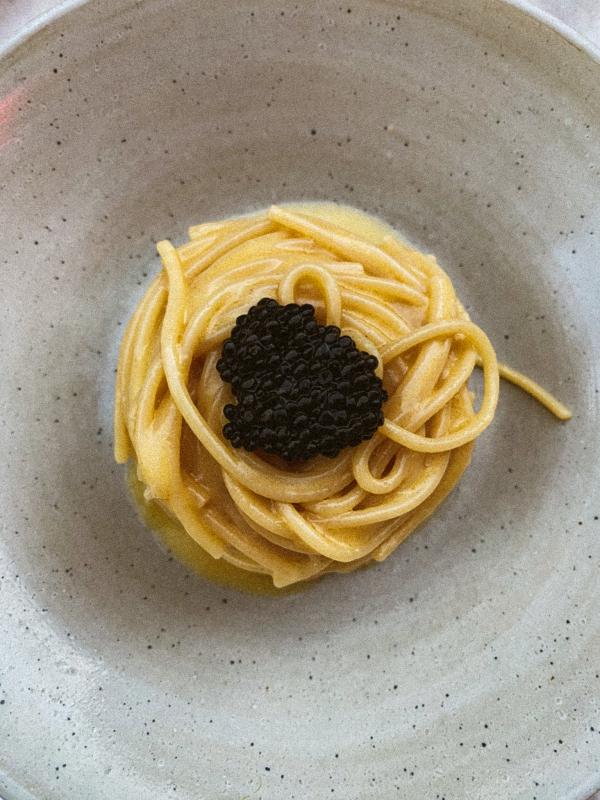 Špagety s máslem, šťávou z ančoviček Colatura di Alici a černým kaviárem v restauraci Barabba