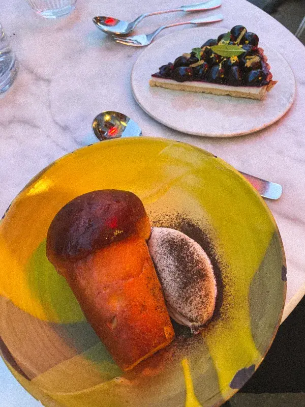 Baba s rumovou zmrzlinou a crostata s ricottou, višněmi a bergamotem v restauraci Barabba