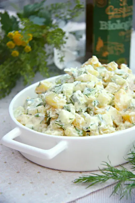 Bramborový salát s koprem a okurkou