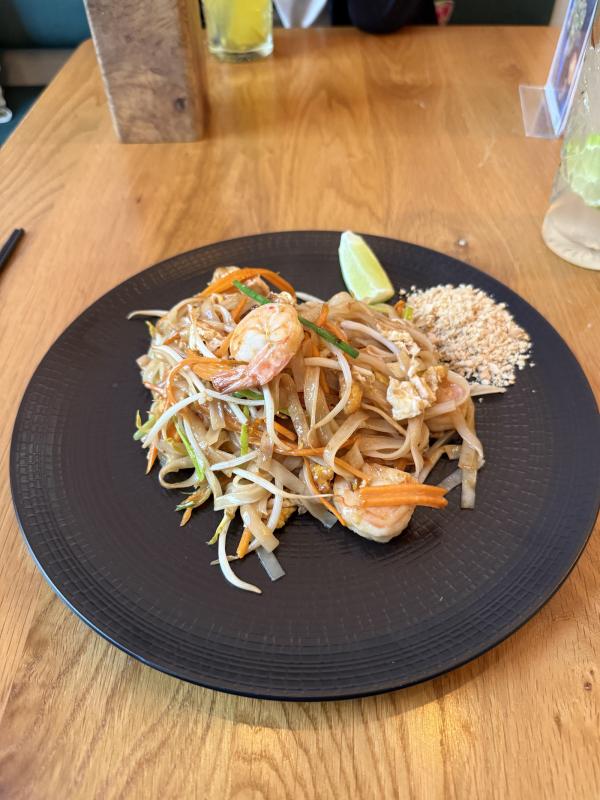 Pad thai z Thai Station Bistro