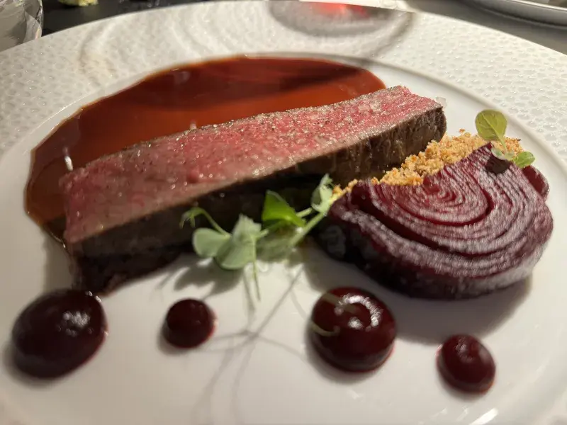 Steak s pečenou řepou a omáčkou z karamelizovaného křenu