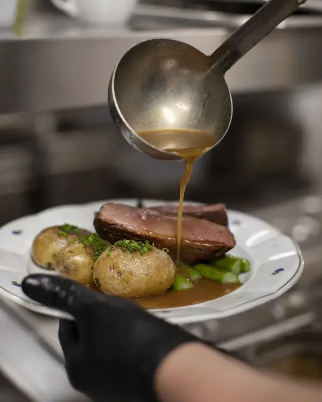 Ve svých restauracích vaří poctivou českou kuchyni. Jaké asi bude menu jeho nového podniku?